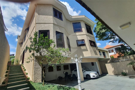 Casa à venda com 4 quartos, sendo 3 suítes, em Interlagos, São Paulo, SP
