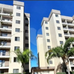 Apartamento á venda no centro com dois dormitórios e sacada.