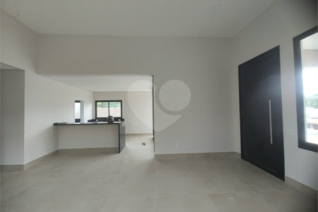 Casa exclusiva em Atibaia de alto padrão com 3 suítes, piscina, espaço gourmet, condomínio fechado, aceita financiamento