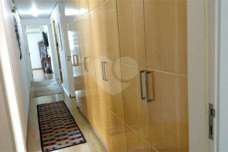 Apartamento à venda no Paraíso de 303m² com 4 suítes e 4 vagas.