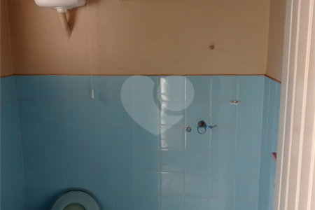 Linda casa no centro com 3 quartos.