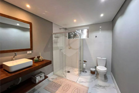 Chácara com excelente infraestrutura, contendo casa com 8 dormitórios, 900 m² de área construída, área total de 3000m², piscina adulto e infantil, churrasqueira, quadra gramada de futebol - Rio Acima - Atibaia/SP 900 m² Área construída 3.000 m² Área do terreno