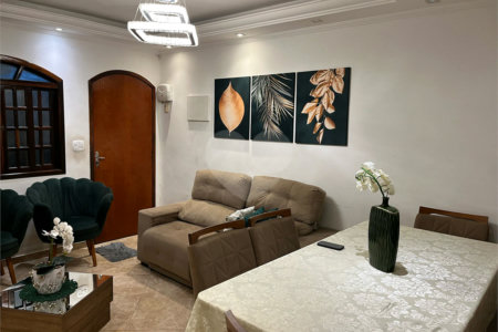 Sobrado à Venda na Cidade Líder com Quintal, Jardim e Excelente Localização