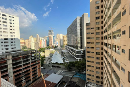 Apartamento á venda na Bela Vista com 57m² reformado e com armário embutido.