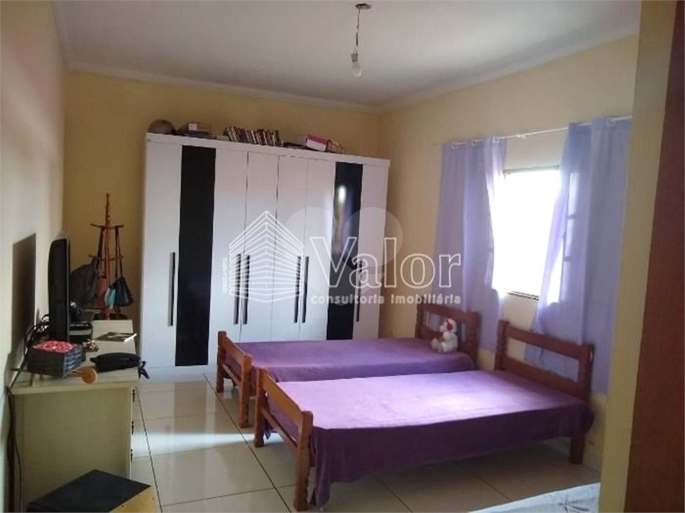 Casa Térrea com 3 dormitórios, sendo 1 suíte.