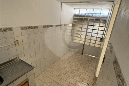 Casa com 132m² de terreno, 2 dormitórios, 2 vagas de garagem e próximo ao metrô.