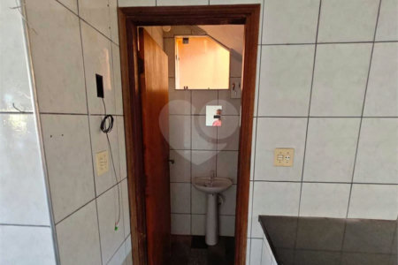 ?Oportunidade Única em São Carlos: Salão Comercial + Casa Independente nos Fundos – Ideal para Investidores!