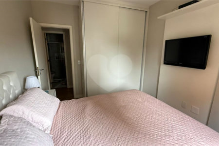 Apartamento de 130 m² com três dormitórios, sendo uma suíte, com armários embutidos, dependências de empregado e lavabo