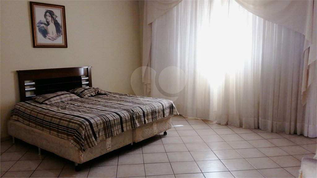 Casa Térrea com 3 dormitórios, sendo 1 suíte.