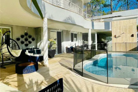 Casa à venda em Tamboré, toda reformada e decorada por arquitetos renomados