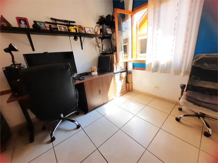 Sobrado à Venda em Condomínio Fechado — Excelente Localização!