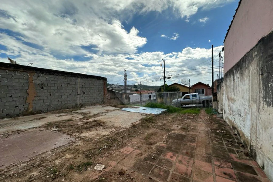 Terreno residencial com vocação comercial à venda no bairro Jaraguá. - 300 m² - 10x30 + acesso a área verde (50 m²)