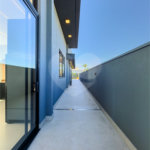 Indaiatuba - Quintas da Terracota - 1252 m² de terreno - casa térrea com 514 m² de área construída -3 vagas de garagem cobertas e 3 descobertas Lavabo - Sala de estar e jantar amplas e integradas - Escritório privativo - Cozinha toda equipada com geladeira, forno, micro-ondas, lava-louças,