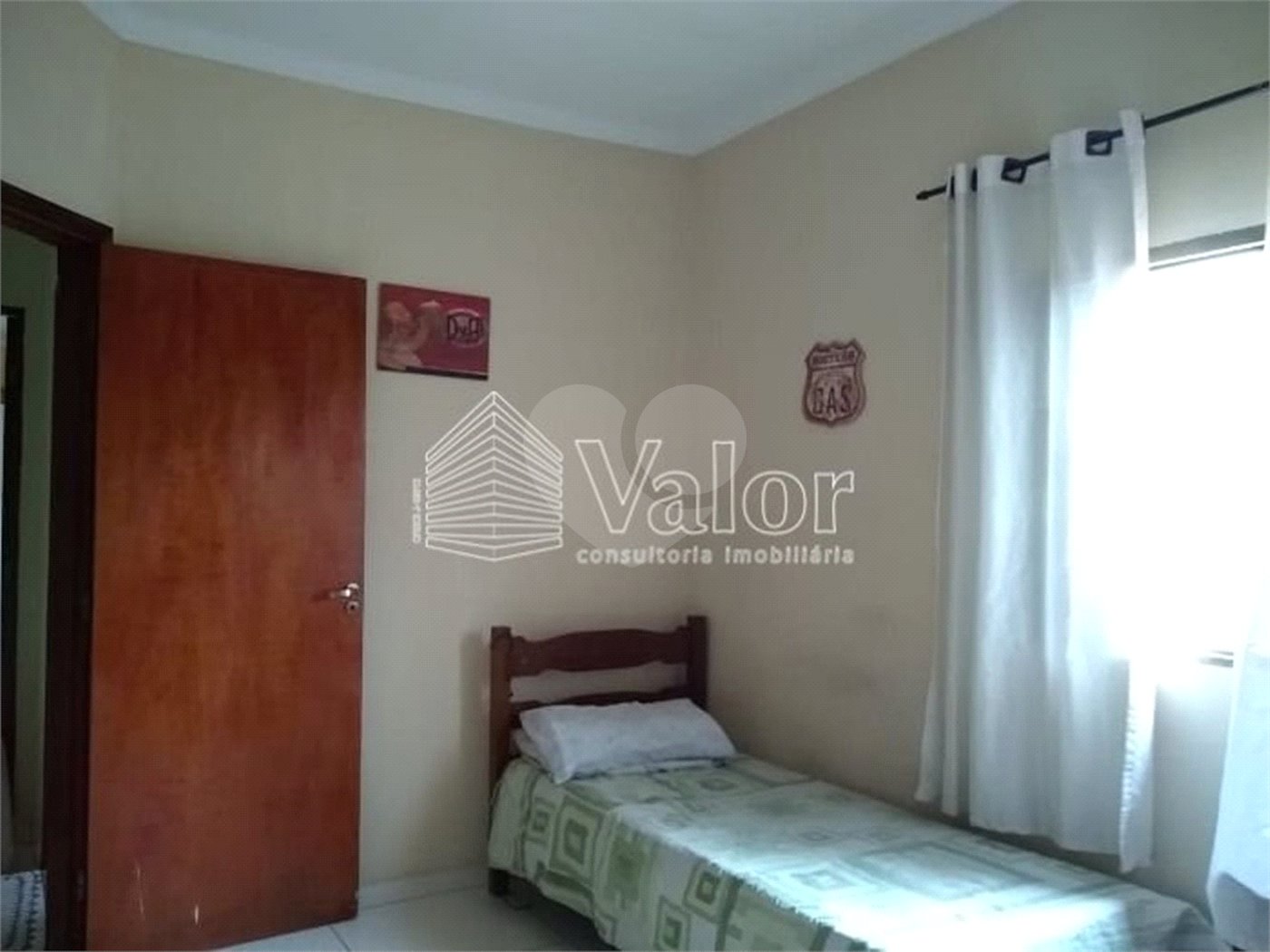 Casa Térrea com 3 dormitórios, sendo 1 suíte.
