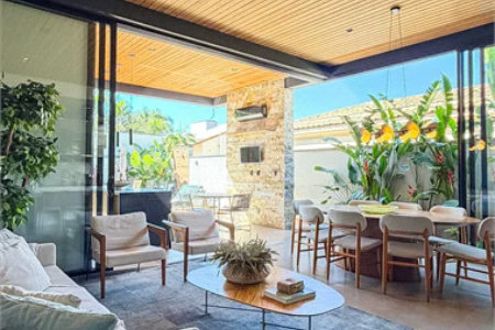Indaiatuba - HOME DESIGN - Casa Térrea - Condomínio Paradiso - 420 m² de terreno - 307,19 m² de área construída - 3 suítes completas, sendo 1 master com closet planejado e banheira de imersão - Sala de TV reversível para 4ª suíte - Sala de estar ampla e varanda gourmet integrada - Cozinha com móve