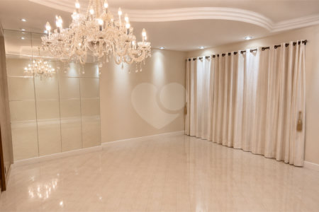 Triplex à venda no Santa Maria, Santo André, com 187m², 3 suítes, closet, cozinha planejada e cobertura com churrasqueira, áreas coberta e descoberta e lavabo.
