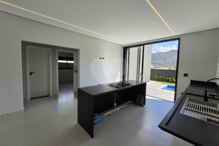 Maravilhosa Casa térrea em condomínio fechado no Portal Lamis, com 3 suítes, piscina privativa e persianas elétricas em excelente condomínio com salão de festas, piscina, quadras de tênis, beach tênis e campo de futebol. Vista cinematográfica da Pedra Grande.
