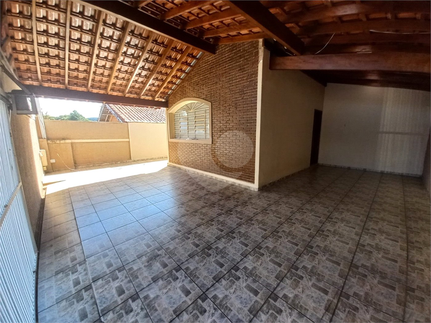 Casa térrea com 3 dormitórios, sendo 1 suíte.