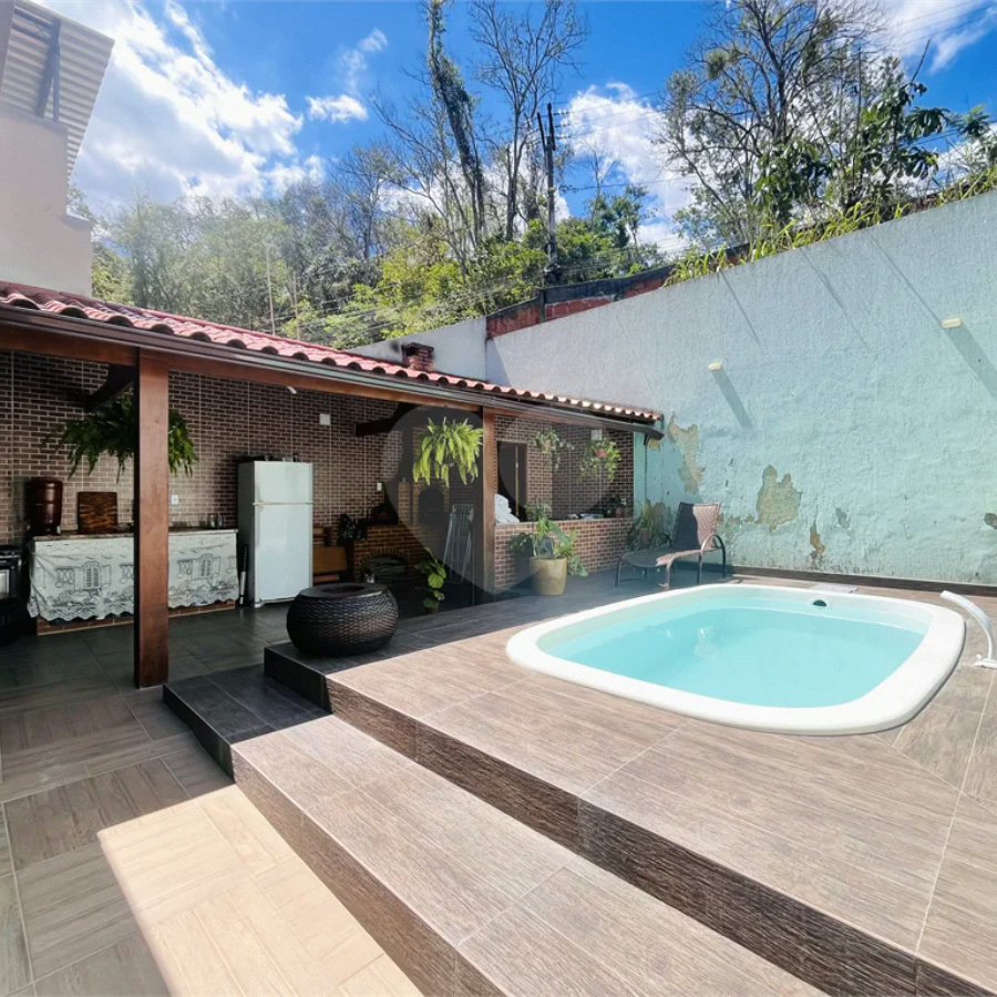 Casa com piscina e área gourmet no Magarça