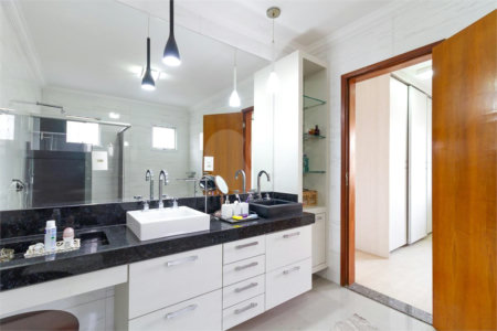 Casa Sobrado à venda com 342 m², 3 dormitórios, sendo 2 suítes, 4 vagas na Vila Mariana - São Paulo.