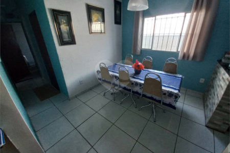 Casa Térrea com 3 dormitórios, sendo 1 suíte.