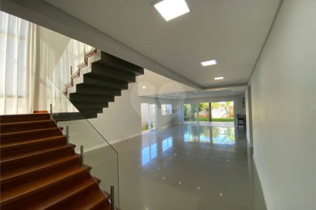 Casa com alto padrão de acabamento para venda no Condomínio Montreal.