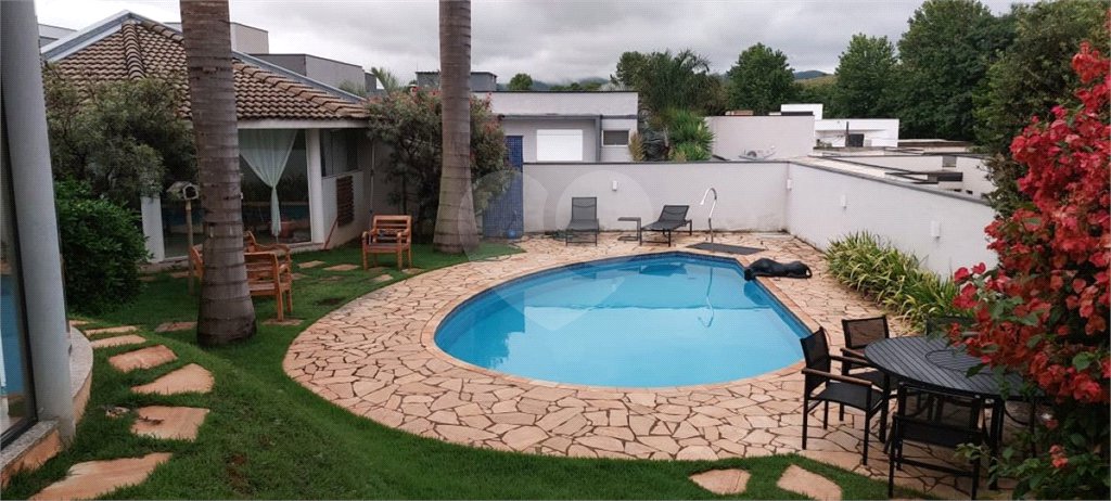 Casa para alugar com 4 quartos, sendo 3 suítes,  no condomínio Figueira Garden, Atibaia - SP
