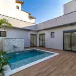 Indaiatuba - SP - Condominio Dona Lucilla - Valor R$2.295.000,00 - 3 suítes + escritório + lavabo - Terreno: 300m2 - Construção: 188m2 - Diferenciais - Móveis planejados no escritório, sala de TV, lavabo, cozinha, área gourmet, lavanderia, banheiros e closet - Ar condicionado em todos os ambie