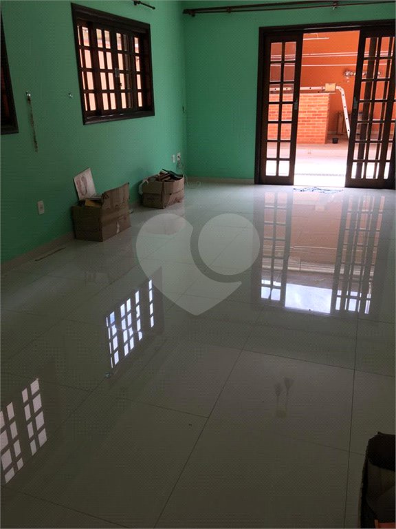 Casa à venda com 4 quartos, sendo 2 suítes,  em Vila Oliveira, Mogi das Cruzes, SP