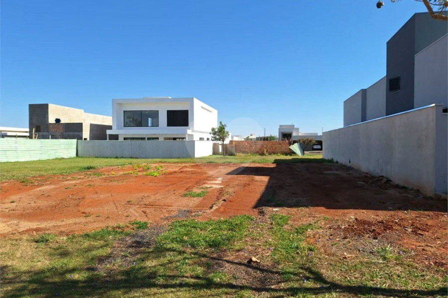 Terreno no Cyrela, plano e próximo do clube.