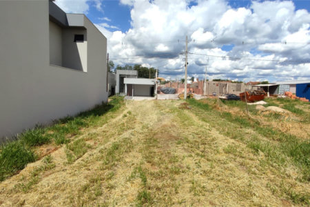 Lote à Venda em São Carlos, no Condomínio Villeneuve I