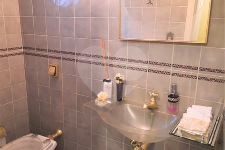Sobrado à venda com 4 quartos, sendo 2 suítes, em Alto da Boa Vista, São Paulo, SP