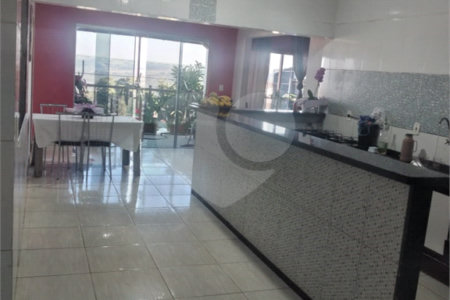 Sobrado 3 quartos e área comercial em baixo.