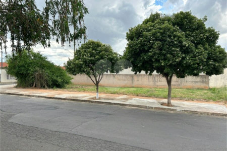 Terreno de Esquina Misto – 257,61 m² | Jardim Regina