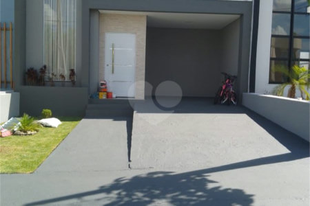 Casa à venda com 2 quartos, sendo 1 suíte, no condomínio Residencial Jardim, Sorocaba - SP