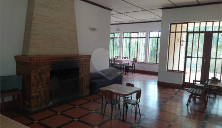 Chácara à venda com 5 quartos, sendo 1 suíte, no Centro (mailasqui), São Roque, SP