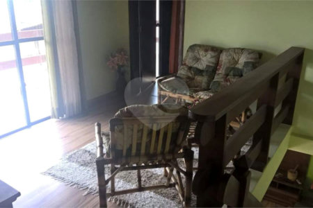 Sobrado à venda com 3 quartos, sendo 1 suíte, em Bocaina, Ribeirão Pires, SP