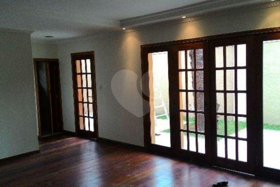 Casa à venda com 3 suítes em Vila Paiva, São Paulo, SP