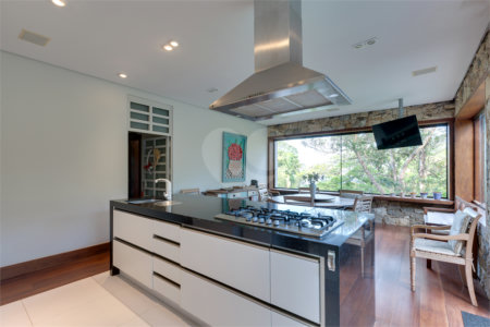 Casa à venda com 4 quartos, sendo 1 suíte, em Guarapiranga, São Paulo, SP