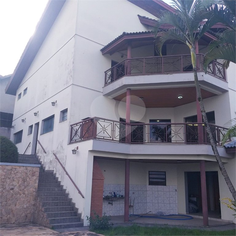 Casa à venda com 4 quartos, sendo 3 suítes, no condomínio Arujá 5, Arujá - SP