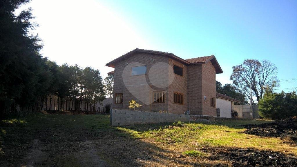 Casa à venda ou para alugar com 3 suítes no condomínio Vilarejo Estoril, Mairiporã - SP