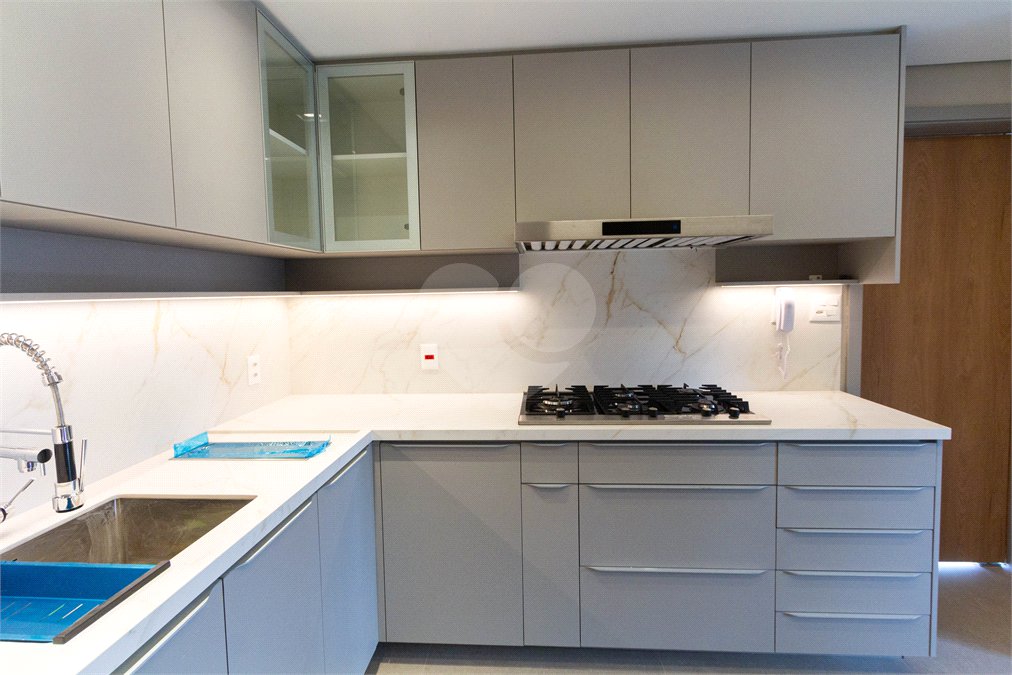 Apartamento à venda ou para alugar com 3 suítes em Moema, São Paulo, SP