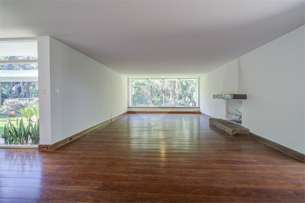 Casa para alugar com 5 quartos, sendo 3 suítes, no condomínio Chácara Flora, São Paulo - SP