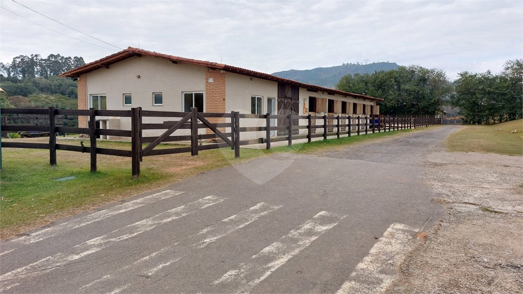 Casa à venda com 4 suítes no condomínio Figueira Garden, Atibaia - SP