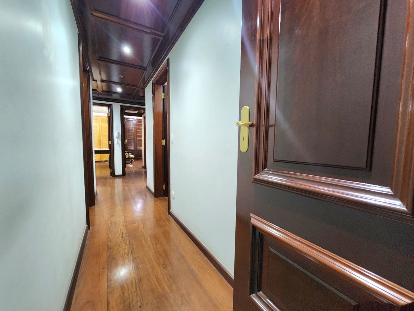 Apartamento Alto Padrão Frente Mar com 4 Dormitórios, 3 Suítes e 3 Vagas na Orla de Santos