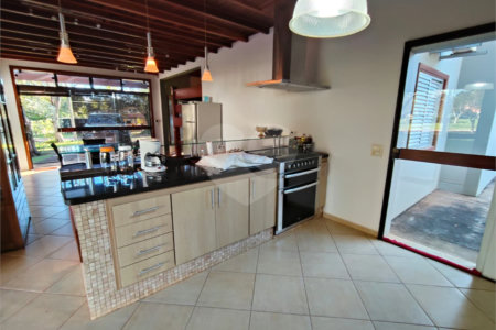 Casa à venda com 7 quartos, sendo 4 suítes, no condomínio Riviera de Santa Cristina XIII, Paranapanema - SP