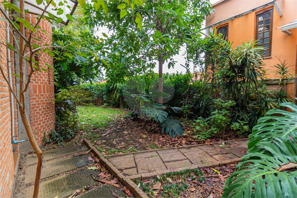 Casa à venda com 4 quartos, sendo 2 suítes, em Jardim Prudência, São Paulo, SP