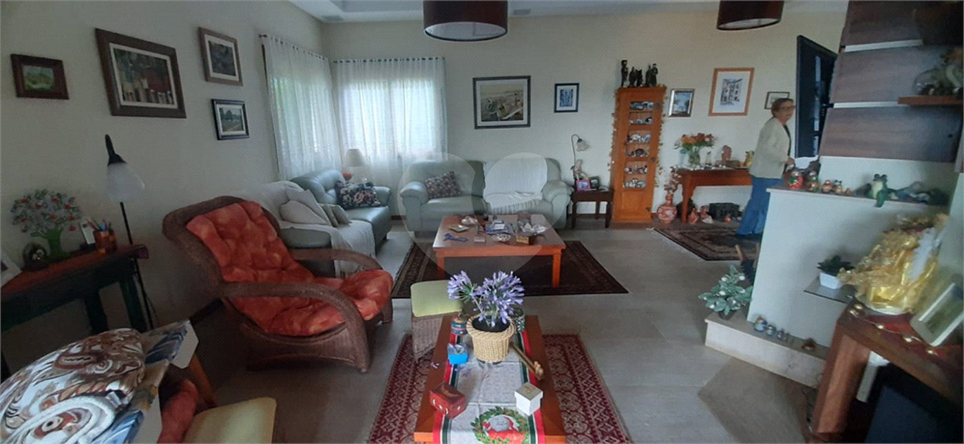 Casa à venda com 5 quartos, sendo 4 suítes, no condomínio Alpes da Cantareira, Mairiporã - SP