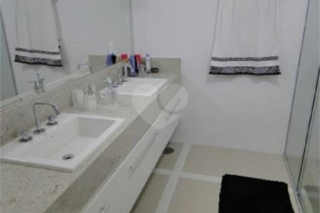 Sobrado à venda com 3 suítes em Vila Nova Socorro, Mogi das Cruzes, SP