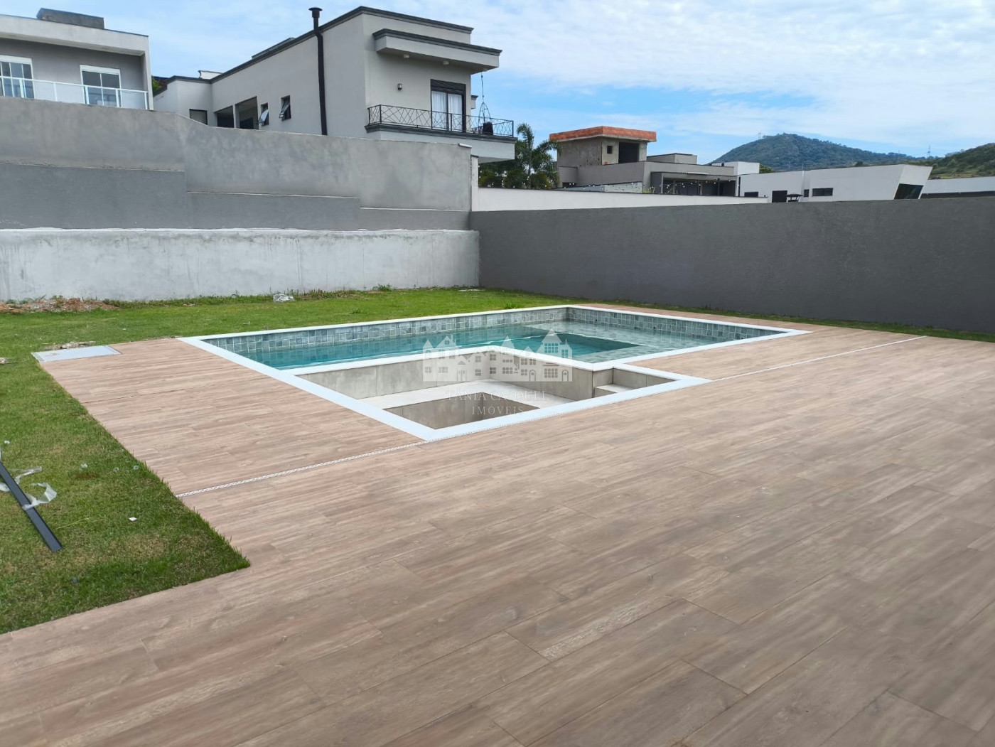Casa à venda com 4 suítes no condomínio Figueira Garden, Atibaia - SP